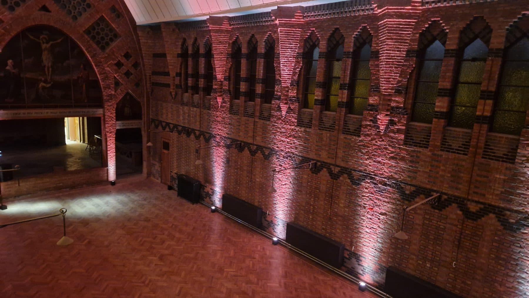 Ta sama sala z góry, ściany z cegły podświetlone na stałe zamontowanymi reflektorami